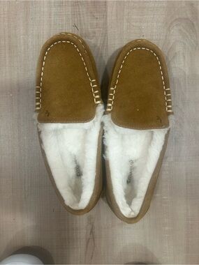 Koolaburra womens Chestnut Suede Moccasin Slippers with White Faux Fur size 5